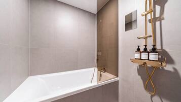 Suite familiar | Baño | Secadora de cabello, batas, pantuflas, toallas