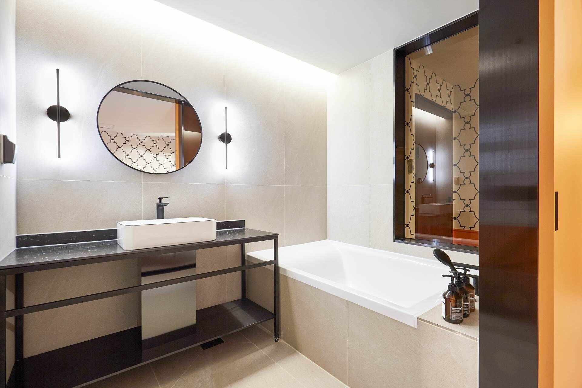 Premium Suite | Bathroom | Hair dryer, bathrobes, slippers, towels