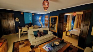 Deluxe Suite, City View | Living area