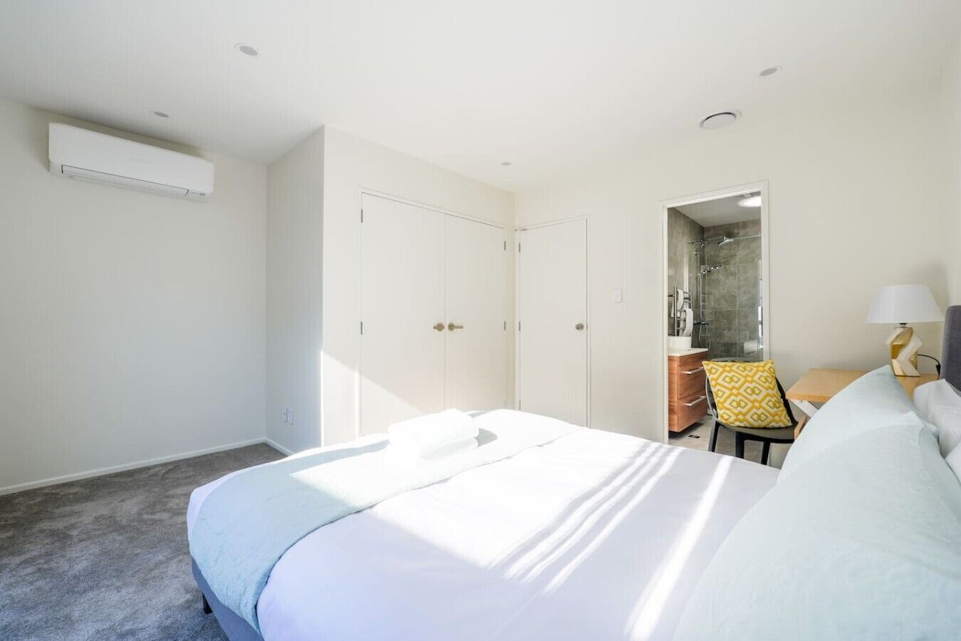 2 bedrooms, desk, iron/ironing board, WiFi