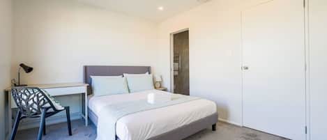 2 bedrooms, desk, iron/ironing board, WiFi