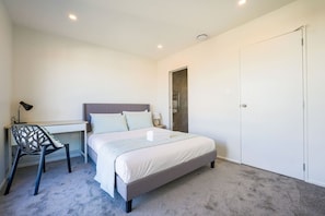 2 bedrooms, desk, iron/ironing board, WiFi