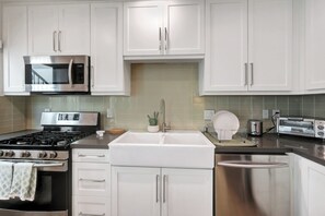 Mikrobølgeovn, ovn, kokeplater og oppvaskmaskin