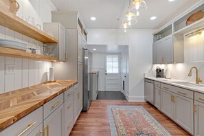 冷蔵庫、電子レンジ、オーブン、コンロ