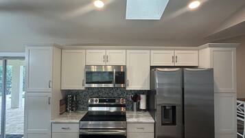 Frigorífic, microones, forn i placa de cuina