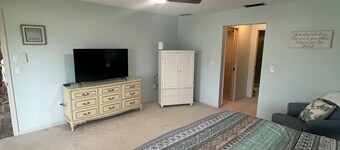 Beautifully updated waterfront 3-bedroom house with heated pool in Rotonda West.