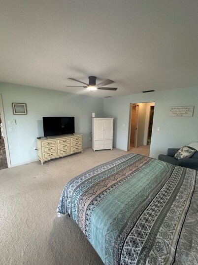 Beautifully updated waterfront 3-bedroom house with heated pool in Rotonda West.