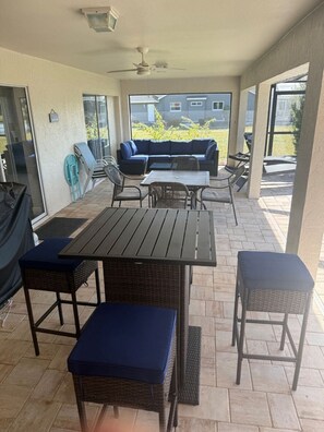 Outdoor dining - Beautifully updated canal waterfront 3/2 house with heated pool in Rotonda West. (Rotonda West)
