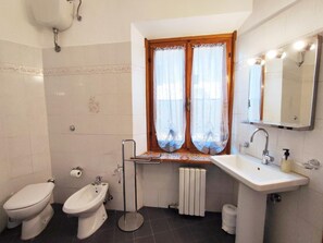 Hårføner og håndklær