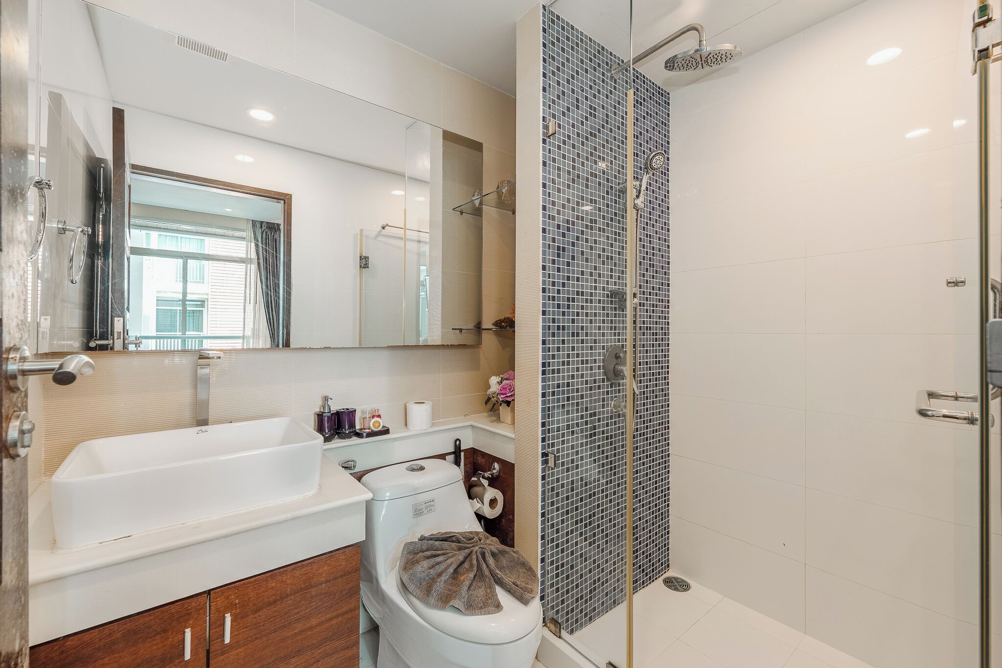 Appartement, balcon | Salle de bain