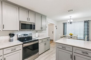 Een koelkast, een microgolfoven, een oven, een kookplaat