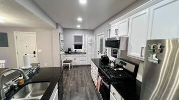 Køleskab, mikrobølgeovn, ovn, kogeplade