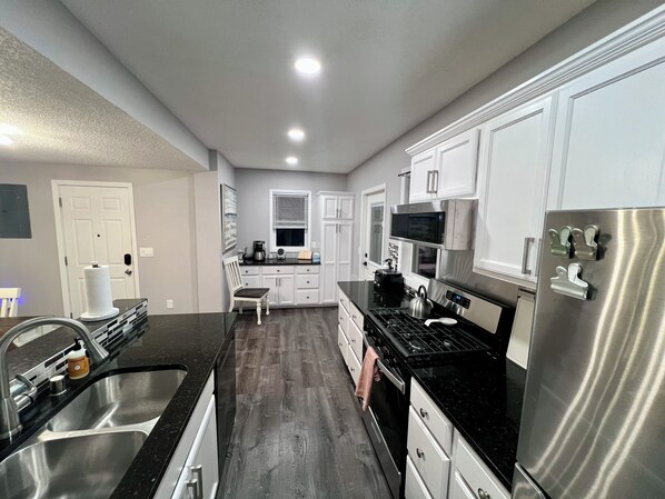 Een koelkast, een magnetron, een oven, een kookplaat