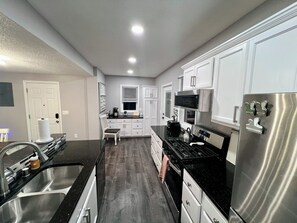 ثلاجة، ميكروويف، فرن، موقد طهي مسطح