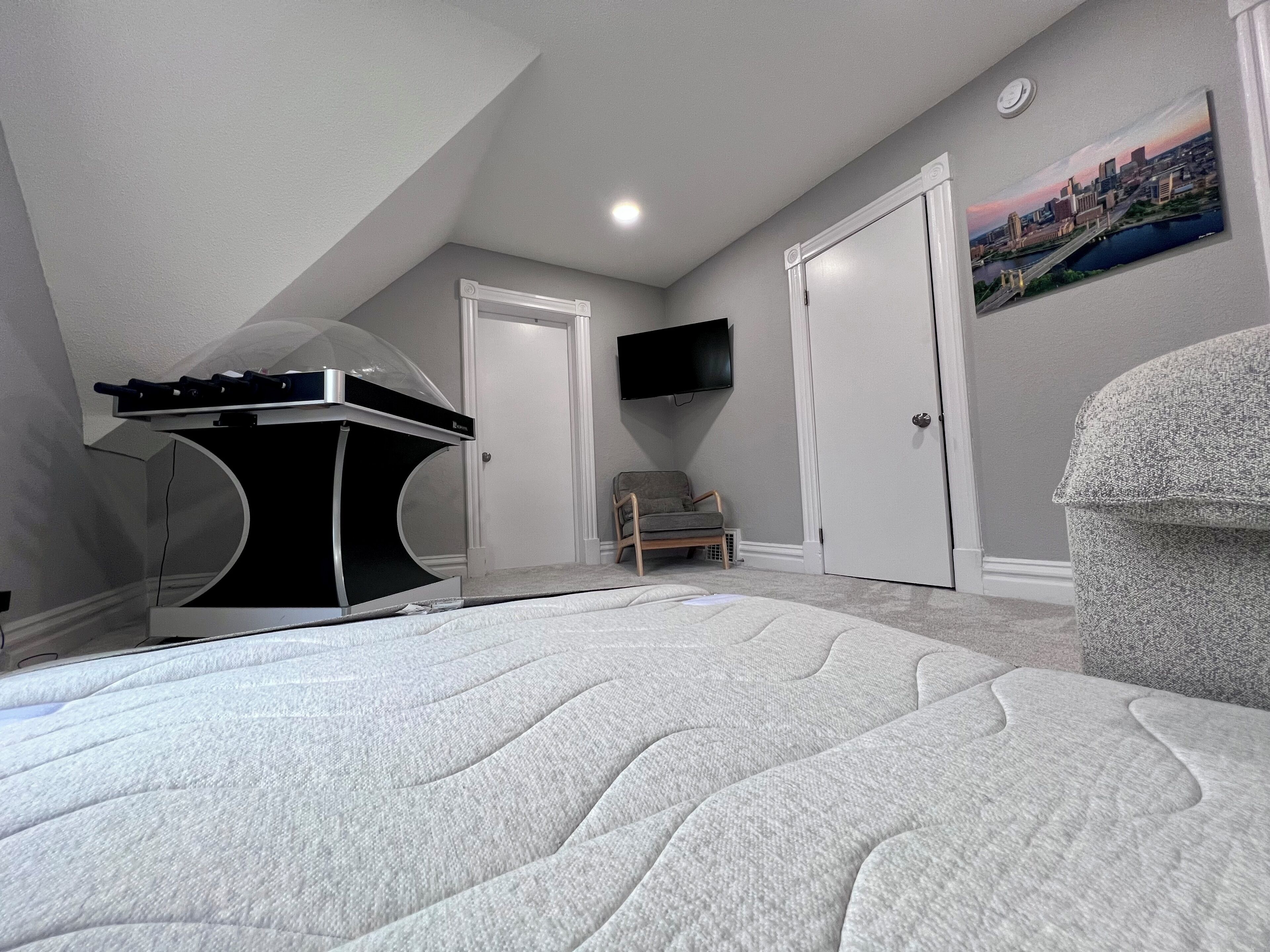 3 habitaciones, escritorio y tabla de planchar con plancha 