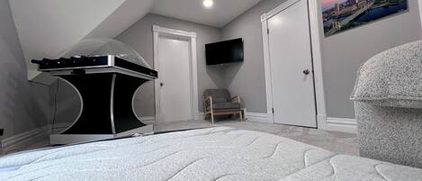 3 chambres, bureau, fer et planche à repasser, lit de bébé portatif