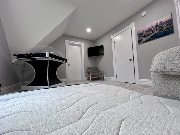 3 عدّة غرف نوم ومكتب ومكواة/لوح كي وسرير سفر