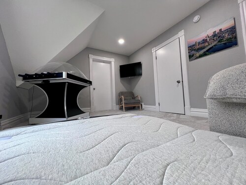 Soothing Modernized 3-bedroom house with AC in Saint Paul 4k TV w bubble hockey!