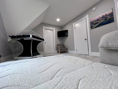 Soothing Modernized 3-bedroom house with AC in Saint Paul 4k TV w bubble hockey!