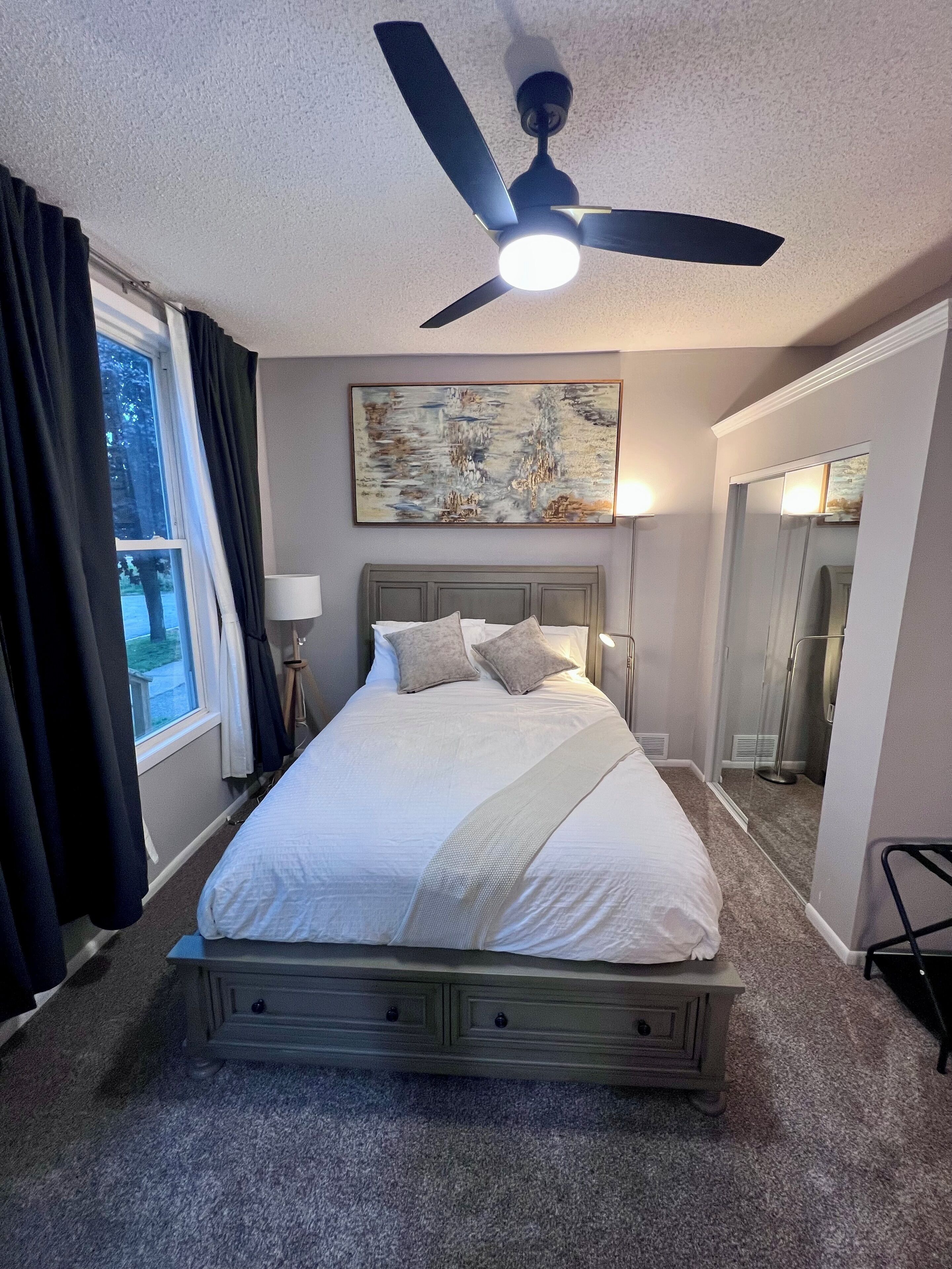 3 makuuhuonetta, työpöytä, silitysrauta/-lauta, vauvan matkasänky