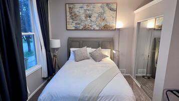 3 makuuhuonetta, työpöytä, silitysrauta/-lauta, vauvan matkasänky