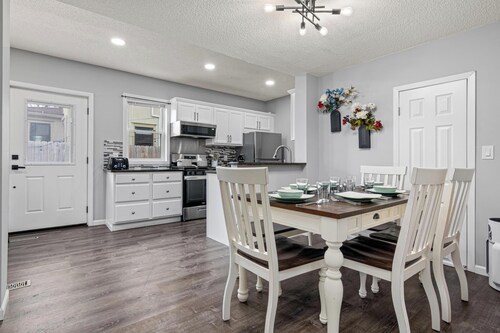 Soothing Modernized 3-bedroom house in Saint Paul 4k TV w bubble hockey!