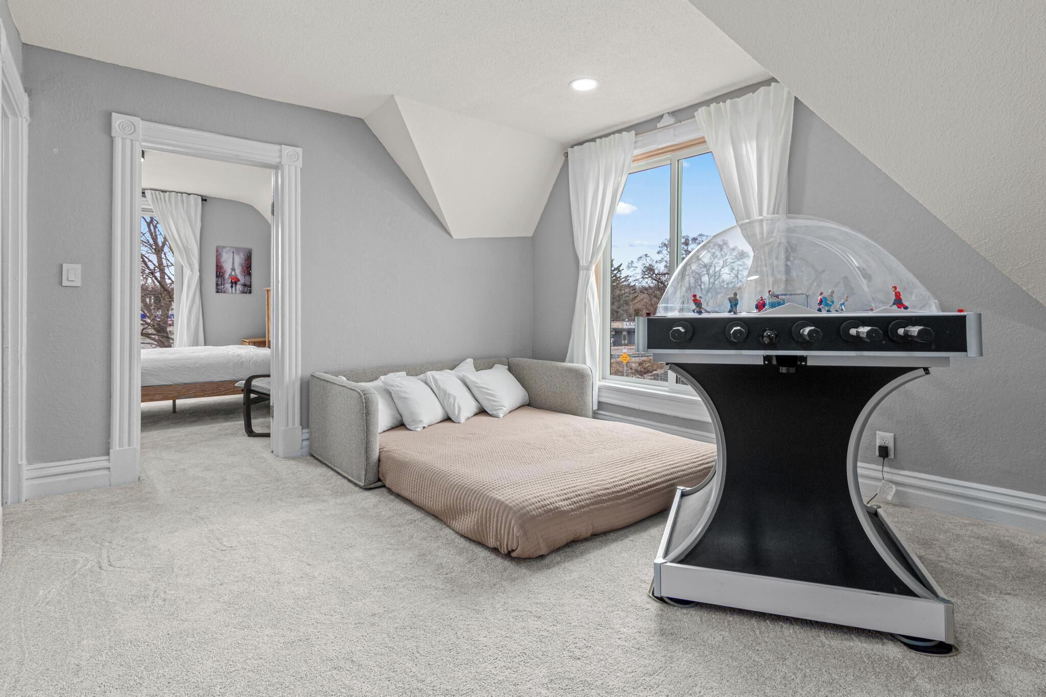 3 habitaciones, escritorio y tabla de planchar con plancha 