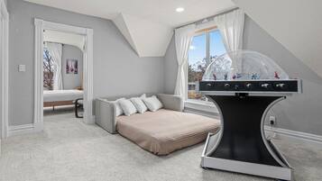 3 habitaciones, escritorio y tabla de planchar con plancha