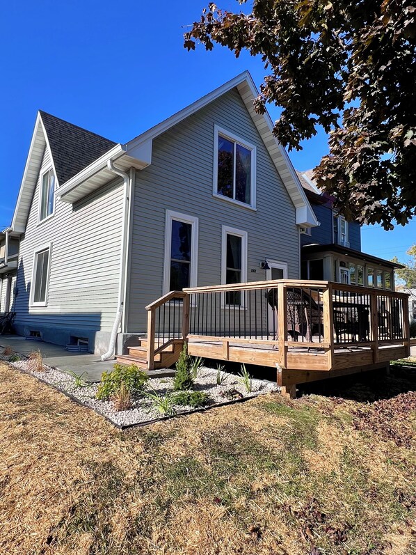 Exterior - Soothing Modernized 3-bedroom house in Saint Paul 4k TV w bubble hockey! (Saint Paul)