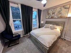 3 slaapkamers, een bureau, een strijkplank/strijkijzer, reisbedje