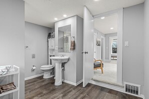 Unclassified image, 4 of 42, button - Soothing Modernized 3-bedroom house in Saint Paul 4k TV w bubble hockey! (Saint Paul)