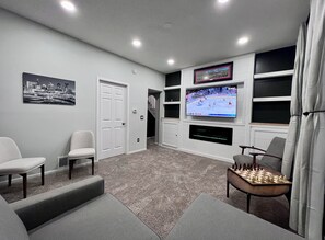 Een smart-tv, een open haard en een printer