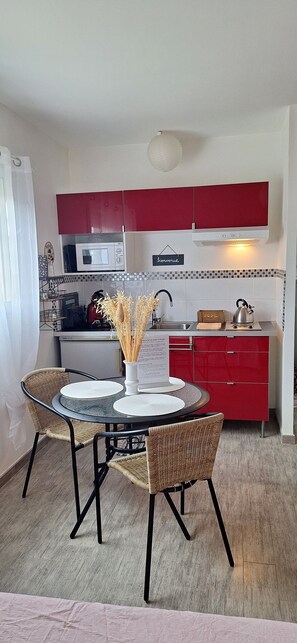 Fridge, microwave, stovetop, coffee/tea maker