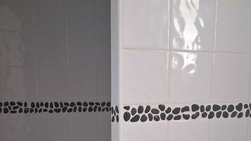 Een haardroger, zeep, toiletpapier