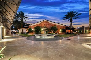 Property grounds - Luxury Oasis Retreat W/Pool, Jacuzzi, Pickleball, Pool Table, Games (Tampa)