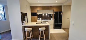 Geladeira, micro-ondas, fogão, cooktop