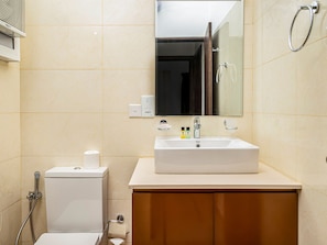 Deluxe Studio, Balcony, Beach View | Bathroom | Shower, free toiletries, hair dryer, towels