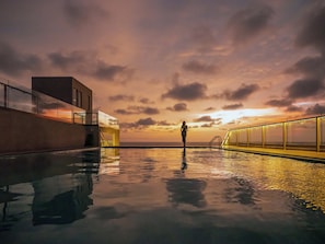Piscine extérieure, parasols