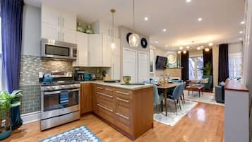 Refrigerador, microondas, horno y parrilla de estufa