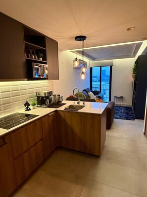 Kühlschrank, Ofen, Wasserkocher mit Kaffee-/Teezubehör, Wasserkocher