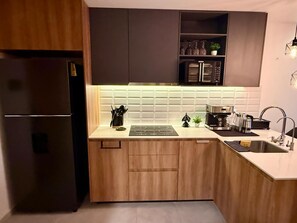 Réfrigérateur, four, cafetière/bouilloire, bouilloire électrique