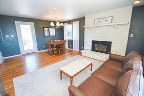 TV - 2-bedroom top-level unit in charming Bremerton home (Bremerton)