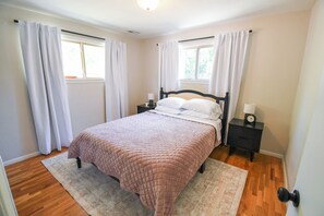 2 bedrooms, iron/ironing board, travel cot, free WiFi - 2-bedroom top-level unit in charming Bremerton home (Bremerton)
