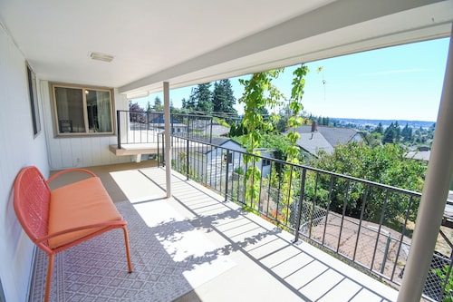 2-bedroom top-level unit in charming Bremerton home