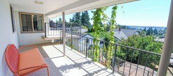 2-bedroom top-level unit in charming Bremerton home