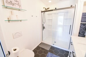 Dusj, hårføner, håndklær og såpe