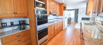2-bedroom top-level unit in charming Bremerton home