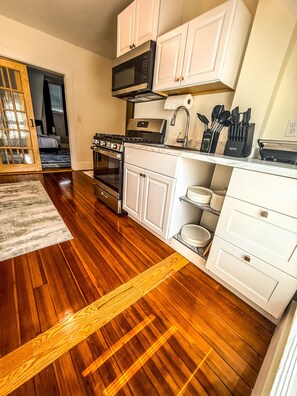 Microwave, oven, stovetop - Stay by the Ocean & Downtown Beverly - Cozy 2BR with Parking (Beverly)