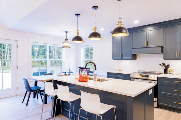 ثلاجة، ميكروويف، فرن، موقد طهي مسطح