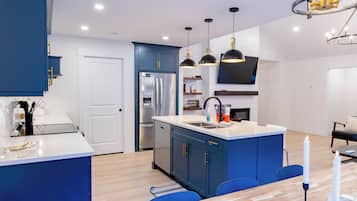 Jääkaappi, mikroaaltouuni, uuni, liesi